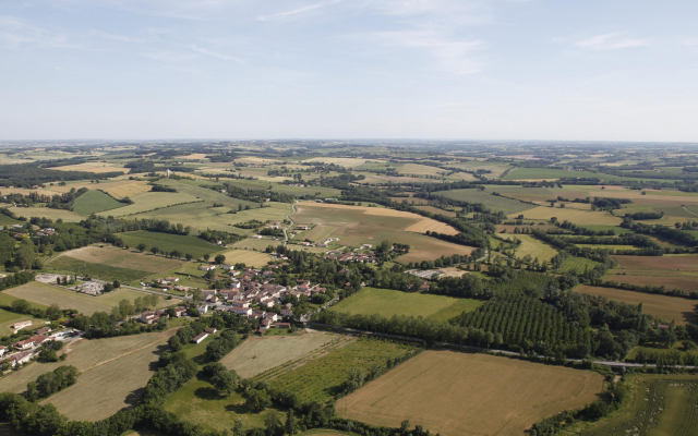 Vue aérienne de la commune de Mouchan